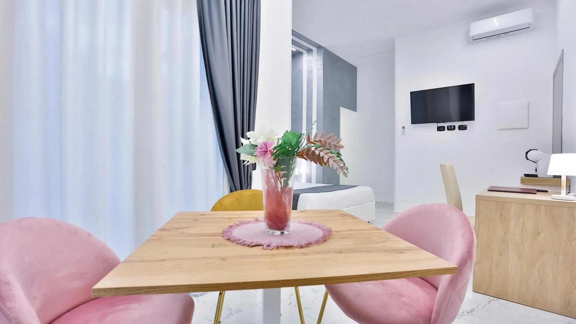 Aparthotel Hotiday Room Collection - Napoli Centro Storico