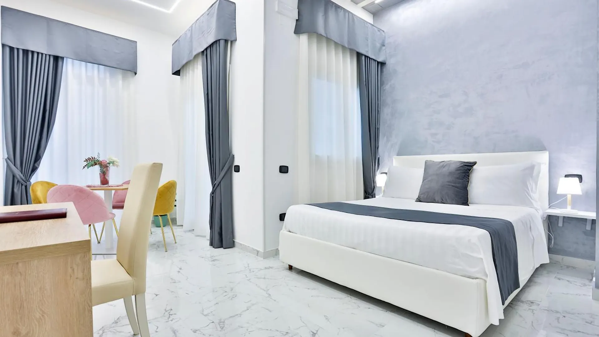 Hotiday Room Collection - Napoli Centro Storico Aparthotel Naples