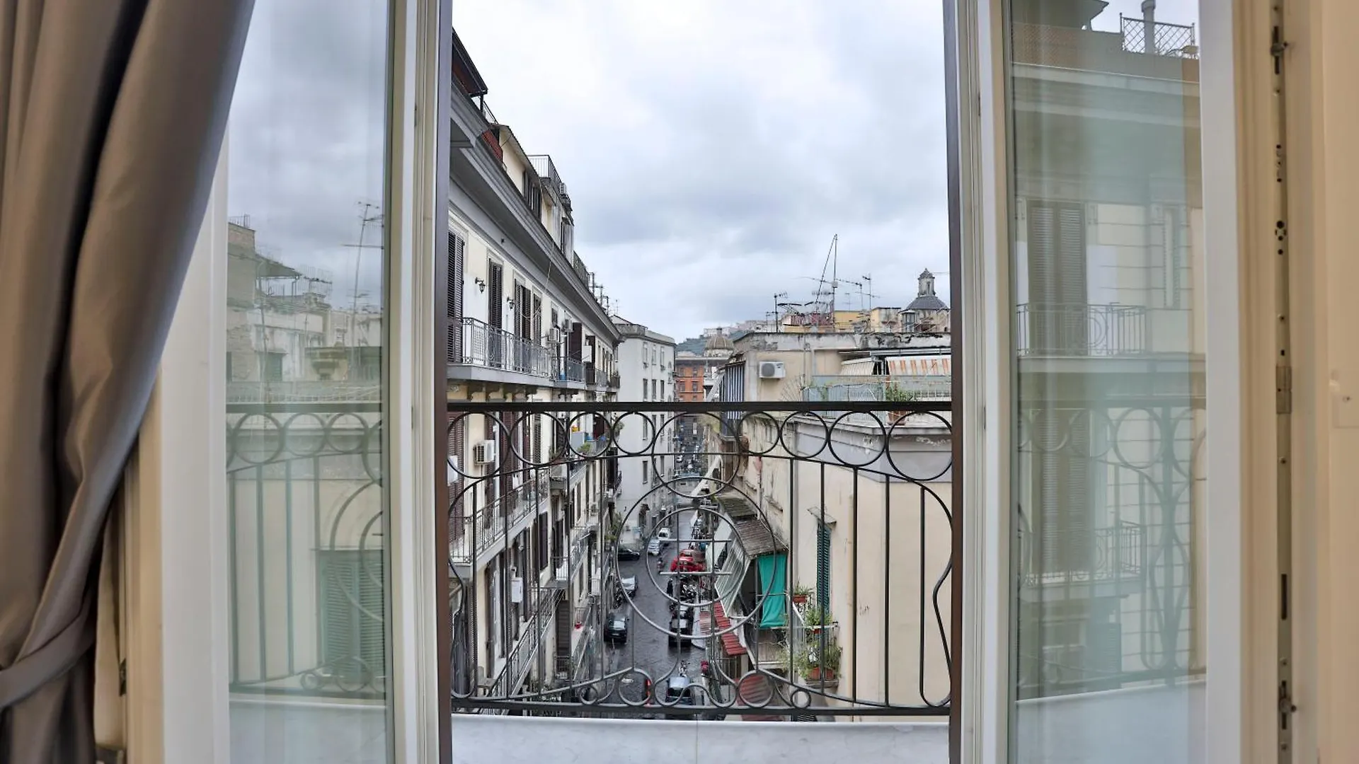 Hotiday Room Collection - Napoli Centro Storico Aparthotel Naples